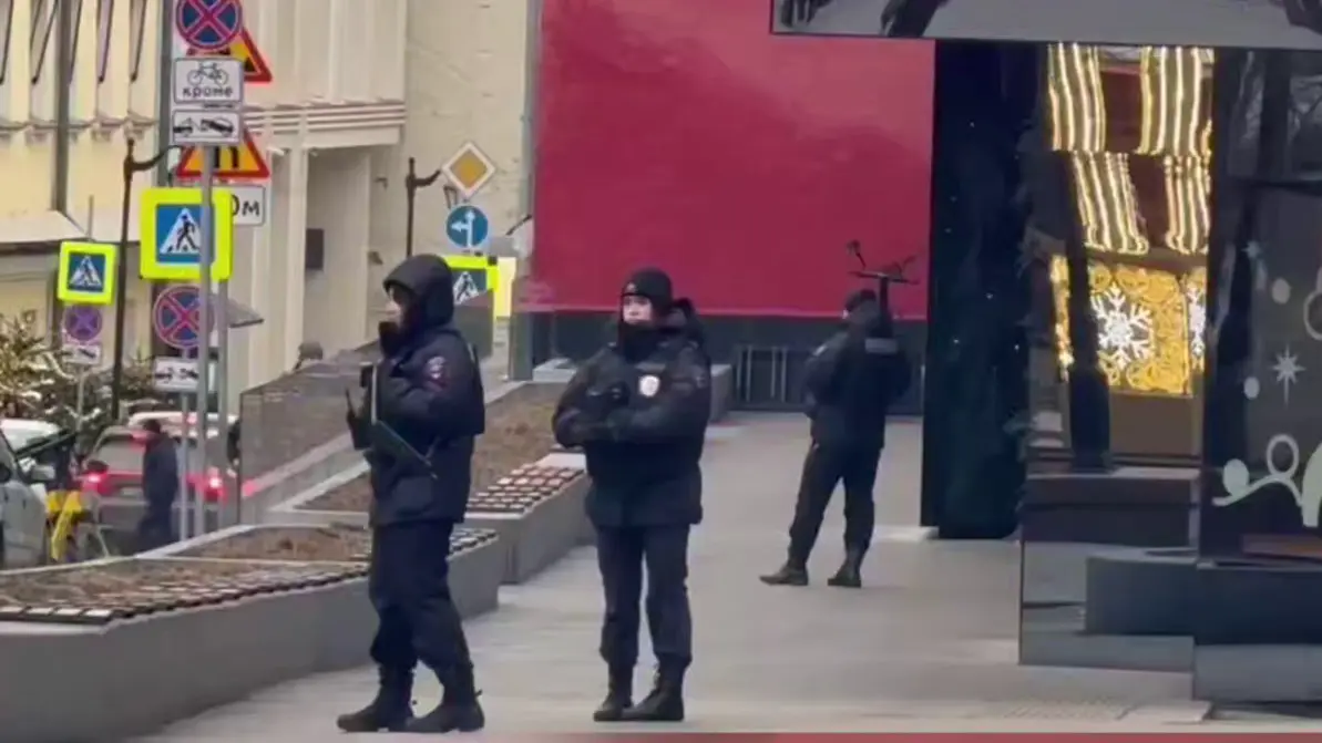 Полиция оцепила территорию у ресторана «Вкусно — и точка» в центре Москвы