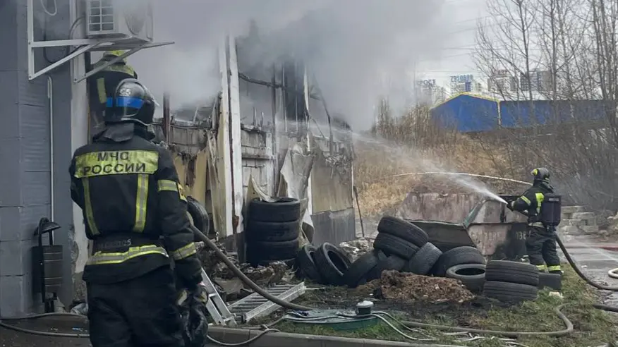 Появились кадры пожара в автосервисе на северо-западе Москвы
