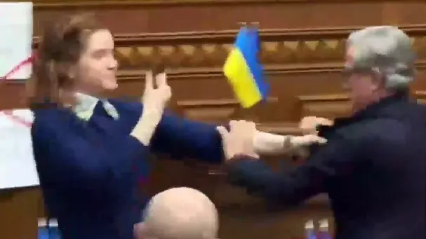 Нардеп Тарута подрался с коллегой Безуглой из-за ее требования уволить Сырского