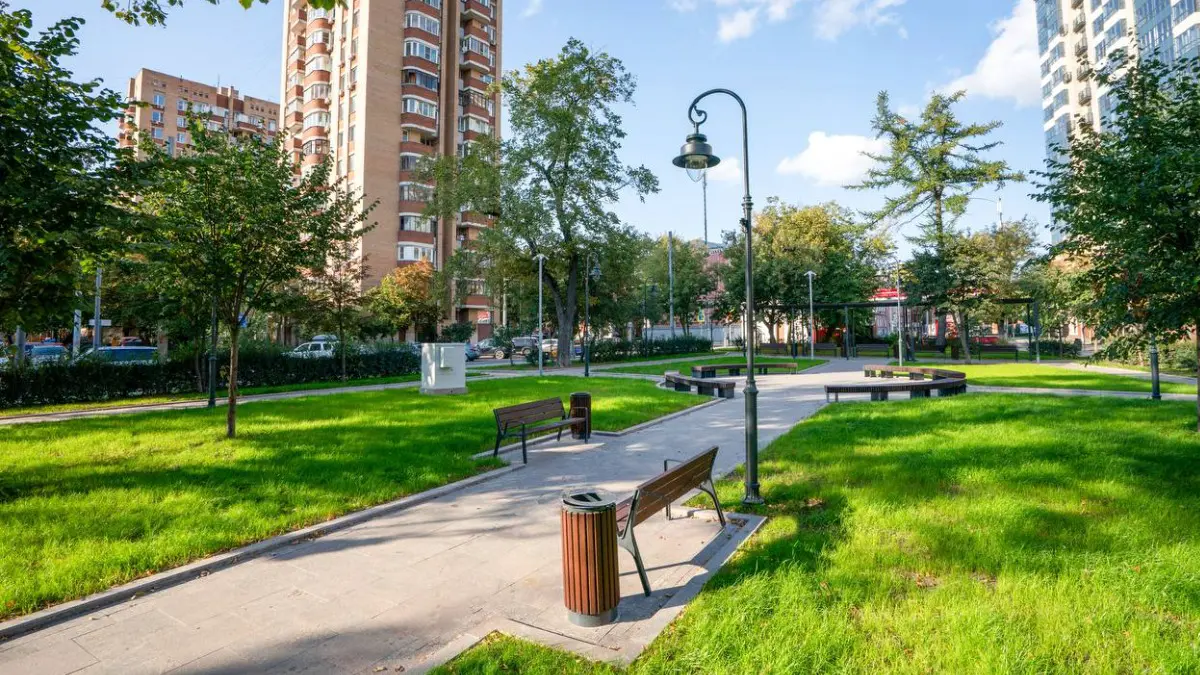 Сквер возле Благовещенской церкви обновили в ВАО Москвы