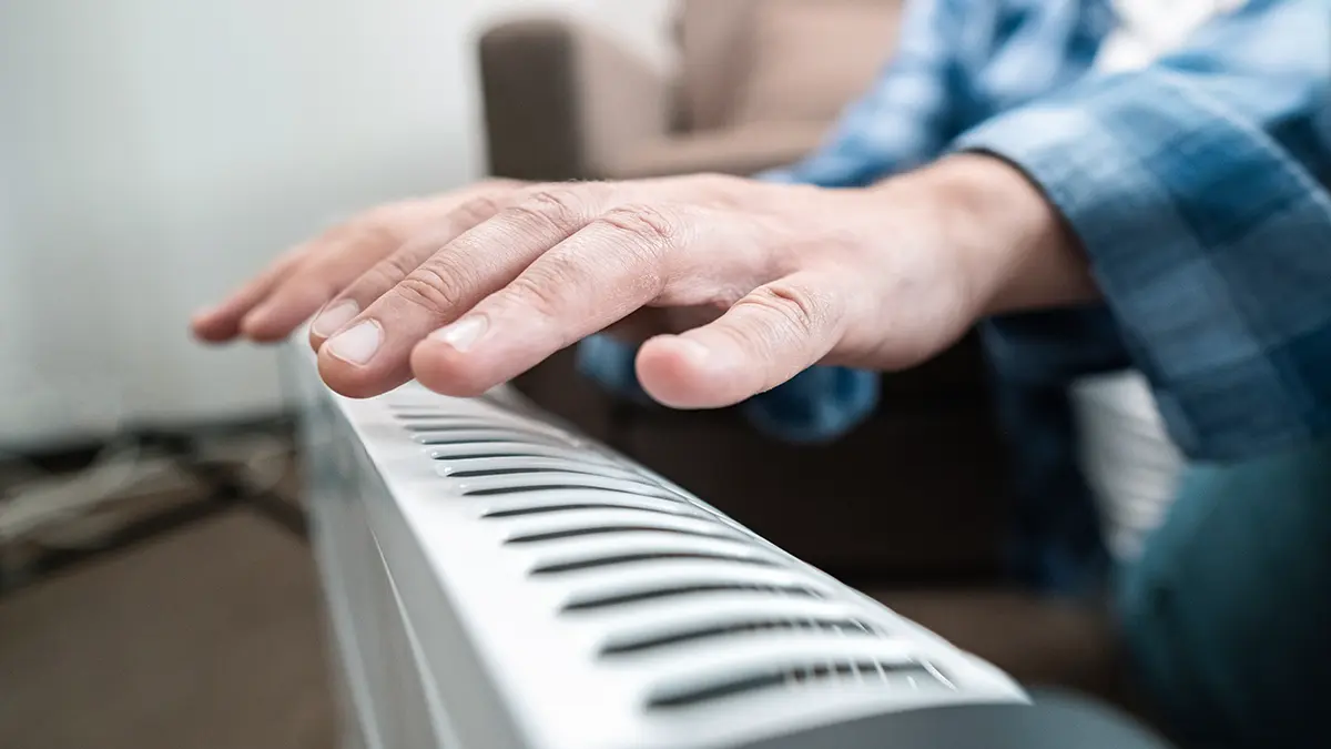 Можно ли сушить одежду на обогревателе и может ли произойти пожар: мнение экс-сотрудника МЧС Бойко