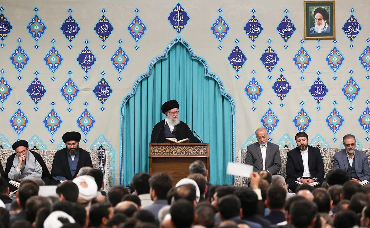 Али Хаменеи (в центре) (Iranian Supreme Leader's Office / Keystone Press Agency / Global Look Press)