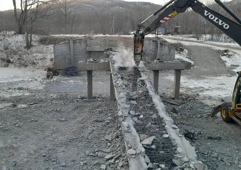 Аварийный мост восстанавливают в Лазовском округе АО "Примавтодор"