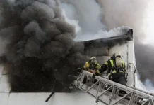 Дрозденко рассказал о локализации возгорания в Усть-Луге силами ПВО drozdenko rasskazal o lokalizaczii vozgoraniya v ustluge silami pvo-gazetarf-ru-0