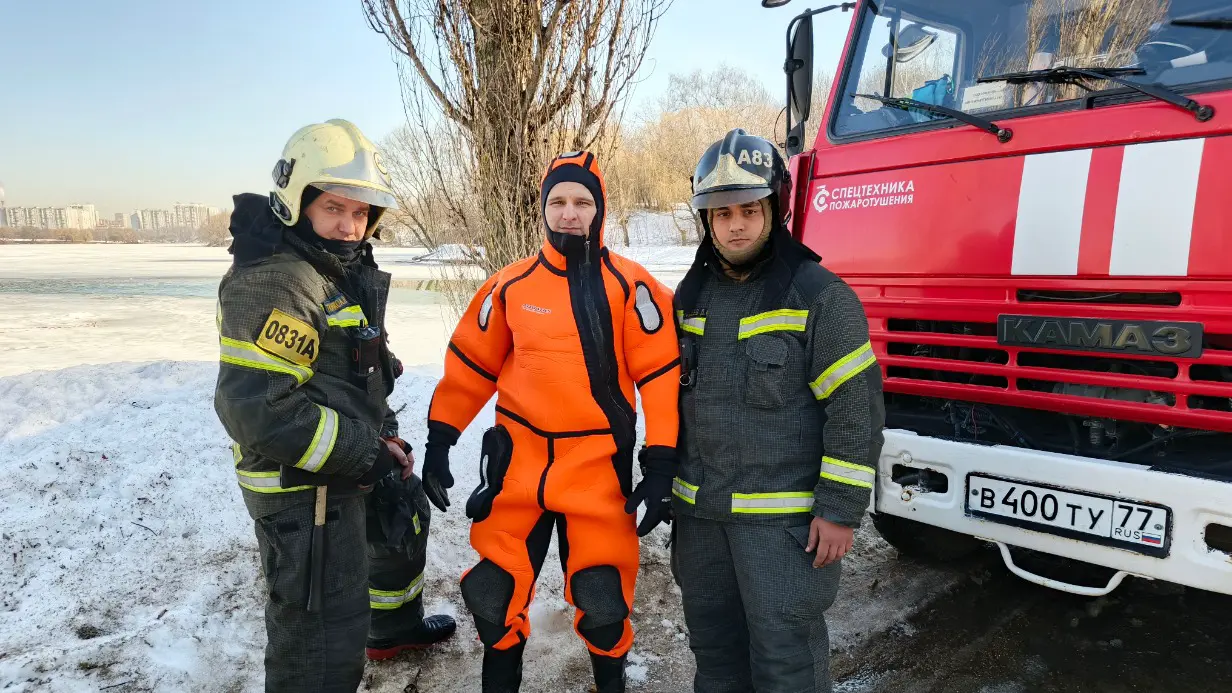 Сотрудники Отдельного поста пожарно-спасательной части № 83 Алексей Ткаченко, Денис Гордеев и Давид Нурметов проводят рейд на Нижнем Царицынском пруду