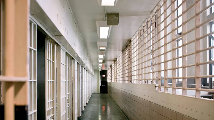 Подозреваемый в убийстве двух женщин в 2000 году останется под арестом до июня