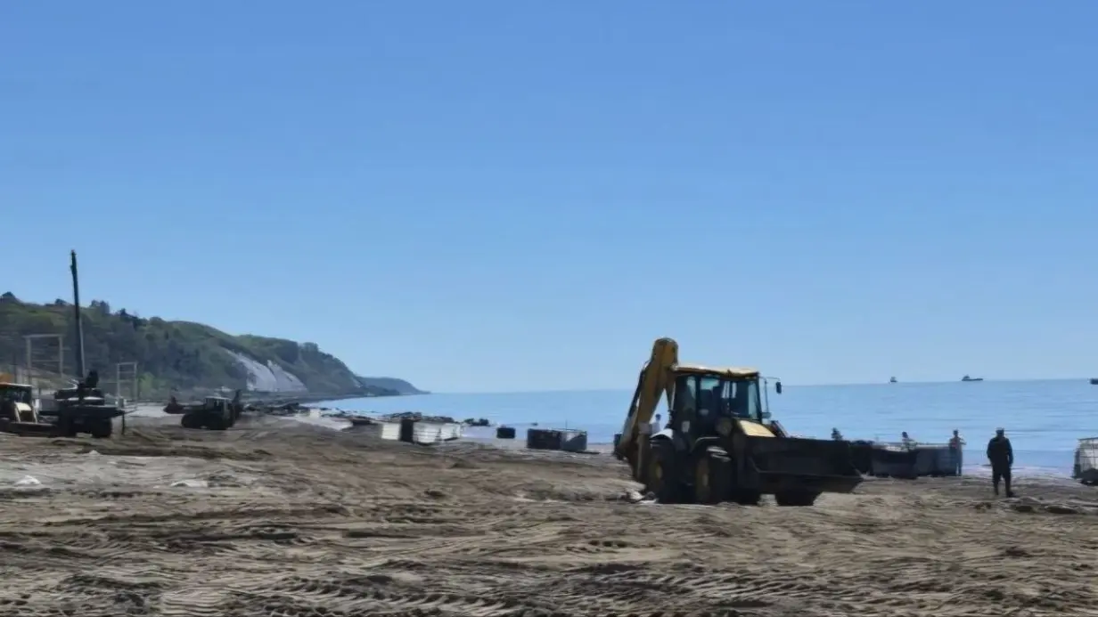 Бойко рассказал, как в Туапсе идут работы по уборке загрязненного нефтью грунта