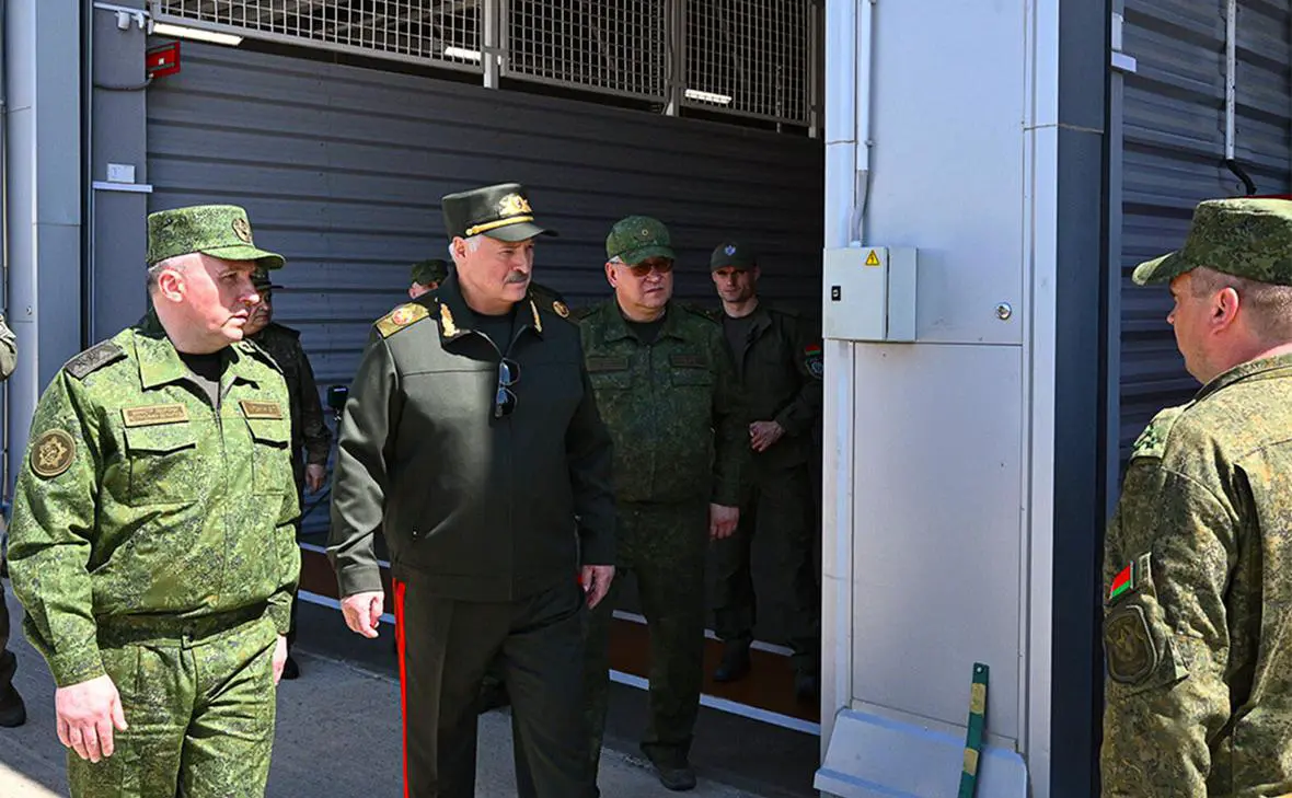 Александр Лукашенко (в центре) (пресс-служба Президента Республики Беларусь)