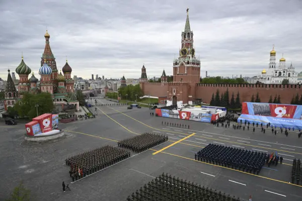 Колонны военнослужащих на Красной площади перед началом парада Победы в Москве утром 9 мая.  (Кристина Соловьева / РИА Новости)
