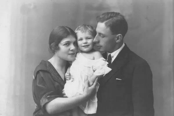 Зоя Богуславская родилась в Москве 16 апреля 1924 года, в год смерти Ленина. Ее отец Борис Богуславский был конструктором, мать Эмма, в девичестве Розовская,   врачом (на фото семья в 1925 году). О родителях Зоя рассказывала:  У них был один лозунг, который передался и мне навсегда: необходимо знание!  ...  Они исповедовали одну веру    ... , что человек должен выйти в люди сам по себе, своими способностями . Когда отцу Зои было 30 лет, его послали на учебу в Германию. Там девочка выучила немецкий язык, и потом даже в старости хвасталась, что говорит без акцента<em>.</em> (из личного архива)