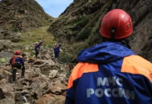 МЧС оперативно помогает туристам в ущелье Безенги в Кабардино-Балкарии mchs operativno pomogaet turistam v ushhele bezengi v kabardinobalkarii-gazetarf-ru-0