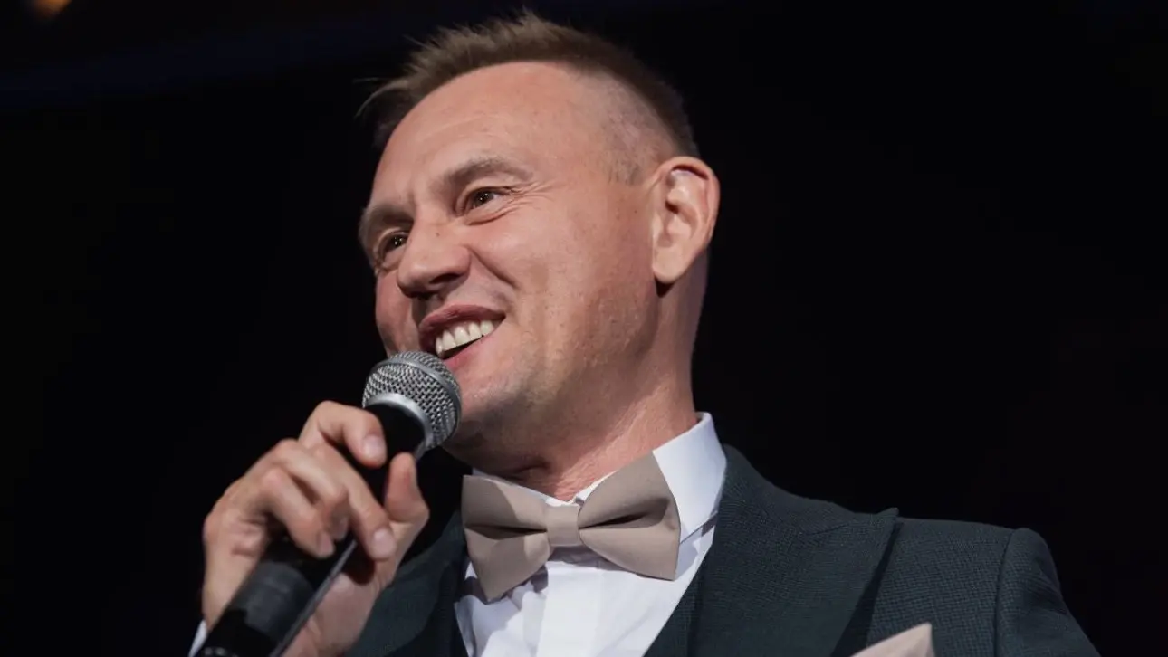 Звезда «Дома-2» Степан Меньщиков поет в метро