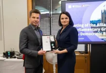 tihanovskaya vruchila medal goncharenko deputatuekstremistu iz ukrainy-gazetarf-ru-0