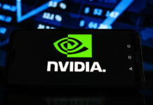 Пользователи из России получили доступ к обновлению драйверов видеокарт Nvidia Tech illustrations on smartphone screens in Poland — 7 Feb 2021