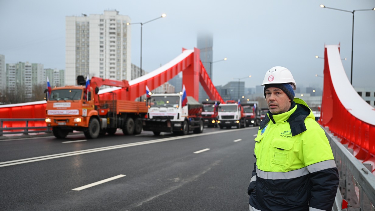 Первой по новому мосту через Москву-реку в створе улицы Мясищева традиционно проехала автоколонна, украшенная флагами. Строители сдали объект к Новому году
