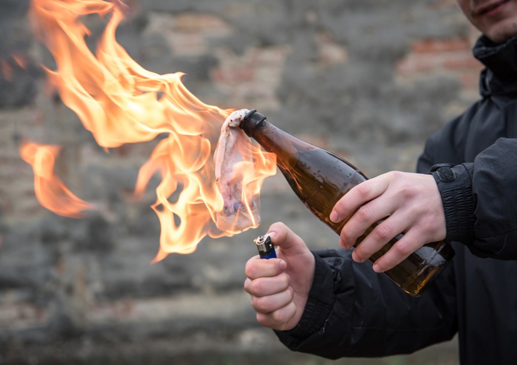 «Коктейль Молотова» бросили в полицейскую машину в центре Москвы