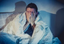 Качество сна может указывать на состояние печени: новое исследование young sick looking man suffering mental disorder or depression