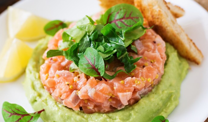 Тартар из лосося с муссом из авокадо