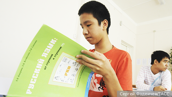 Минпросвещения решило изменить список документов для приема в школы детей мигрантов