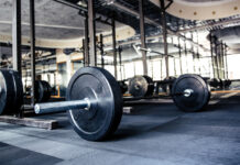 Тренировки в спортзале помогают бороться с депрессией Gym interior with equipment