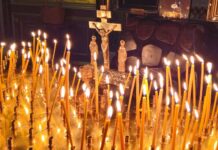 В память о легенде: зрители несут цветы и свечи к могиле талантливого телеведущего 5b5f35f2-c1e9-4744-b9c3-ad4fe1b6fc95-67c1d302