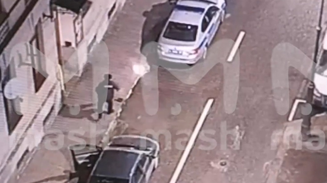 Появилось видео поджога полицейской машины возле ОВД «Арбат»