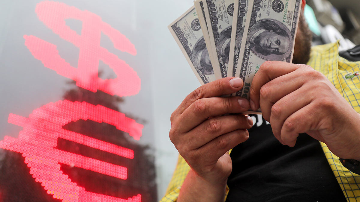 Курс доллара опустился ниже 100 рублей после длительного роста