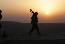 Значительные изменения в военной обстановке Дамаска Turkish-backed Free Syrian Army fighters walk as the sun sets in Eastern Afrin countryside