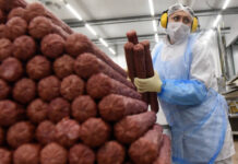 Колбасе взвешивают цены 950ab6c7-0122-4d45-887a-f110572dbe4d-67a67544