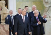 Уникальный визит: Путин знакомится с сокровищами Эрмитажа 96d2d771-269b-457a-a171-bfaa0b5e5291-67be1549