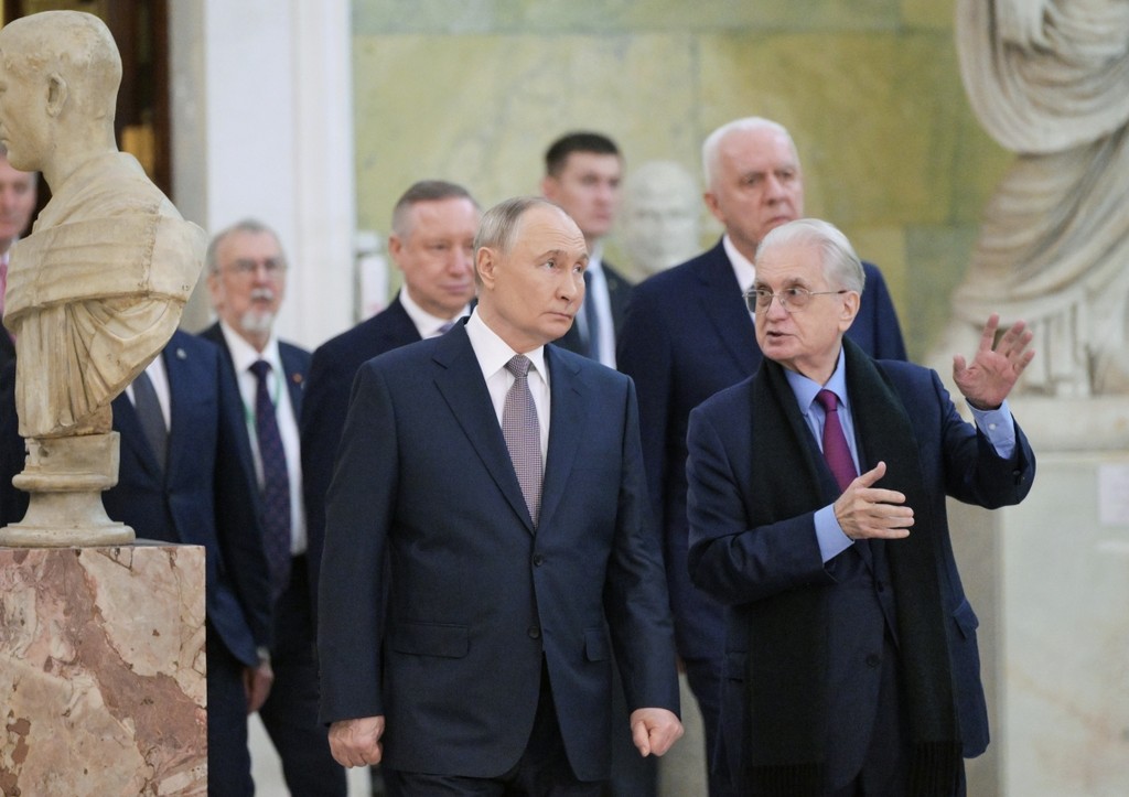 Владимир Путин посещает Государственный Эрмитаж в сопровождении генерального директора музея Михаила Пиотровского