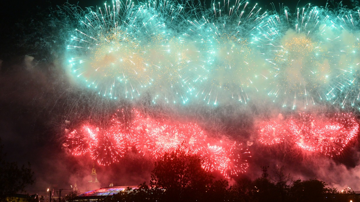 Салют попал в окна квартиры и выбил стекла в Москве