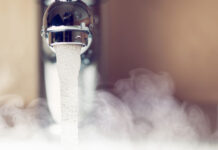 Оперативное реагирование коммунальных служб на ситуацию с водоснабжением в Саратове water tap with hot water steam