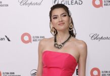 43-летняя актриса восхитила поклонников безупречной фигурой в эффектном купальнике c5288c23-0454-4868-be61-ab31381e8e22-67be7301