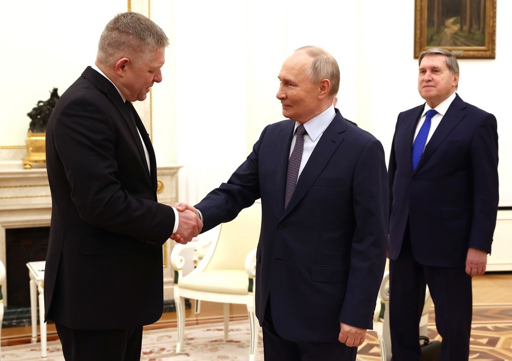 Президент России Владимир Путин c Премьер-министром Словакии Робертом Фицо. Справа – помощник Президента Юрий Ушаков