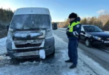 Оперативные действия инспекторов ГИБДД спасли микроавтобус от серьезного возгорания e1b1d8b7-715f-40a8-a04a-70b106abb2a4-67b45332