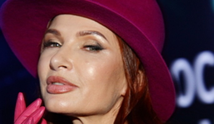 53-летняя Бледанс прилюдно оголилась на фоне Москвы