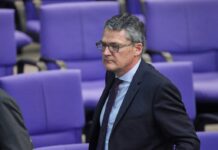 Скандал в Германии: депутата бундестага ждет суд за ложь о тайной встрече с Путиным 2f5424a9-bc79-4e8c-a9dc-e9129d4e39a7-67cde8ee