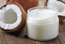 Удивительные свойства кокосового масла для красоты и здоровья CoconutOilAndFreshCoconutsOnOldWoodenTable