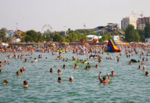 Анапа активно готовится к летнему туристическому сезону AnapaRussia-august072010PeopleOnTheBeachOnThe