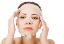 Эффективный уход за кожей при сердечно-сосудистых заболеваниях BeautifulWomanWithCollagenMaskOnFace