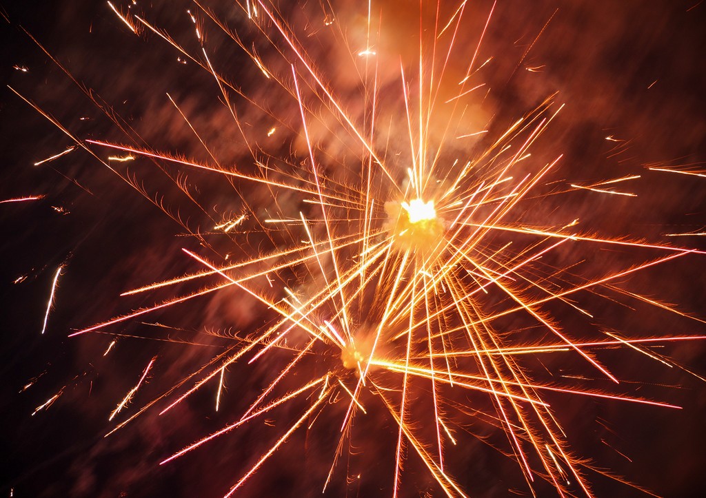 Появились кадры с устроившим салют грузовиком с фейерверками в Подмосковье