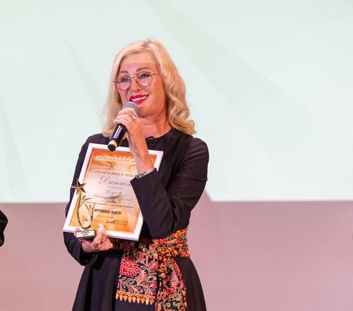 Вика Цыганова презентовала песню-клип «Русский мир» на премии «Сможем вместе победить»