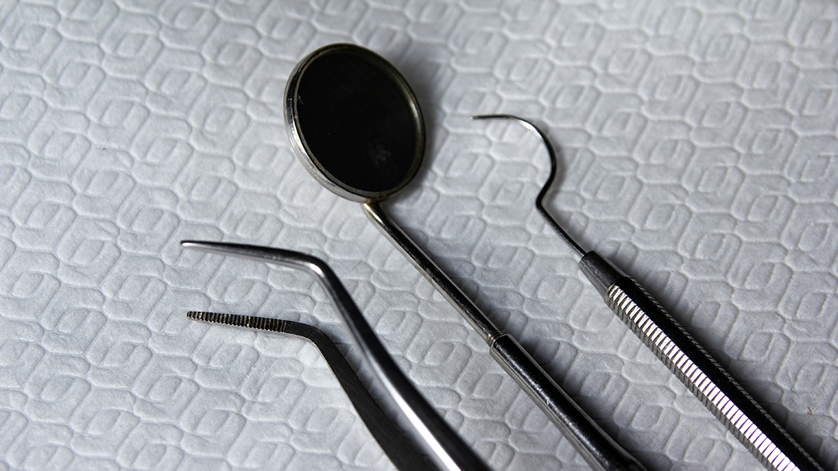 NL Times: Голландцы вырывают здоровые зубы и ставят протезы из-за дорого лечения