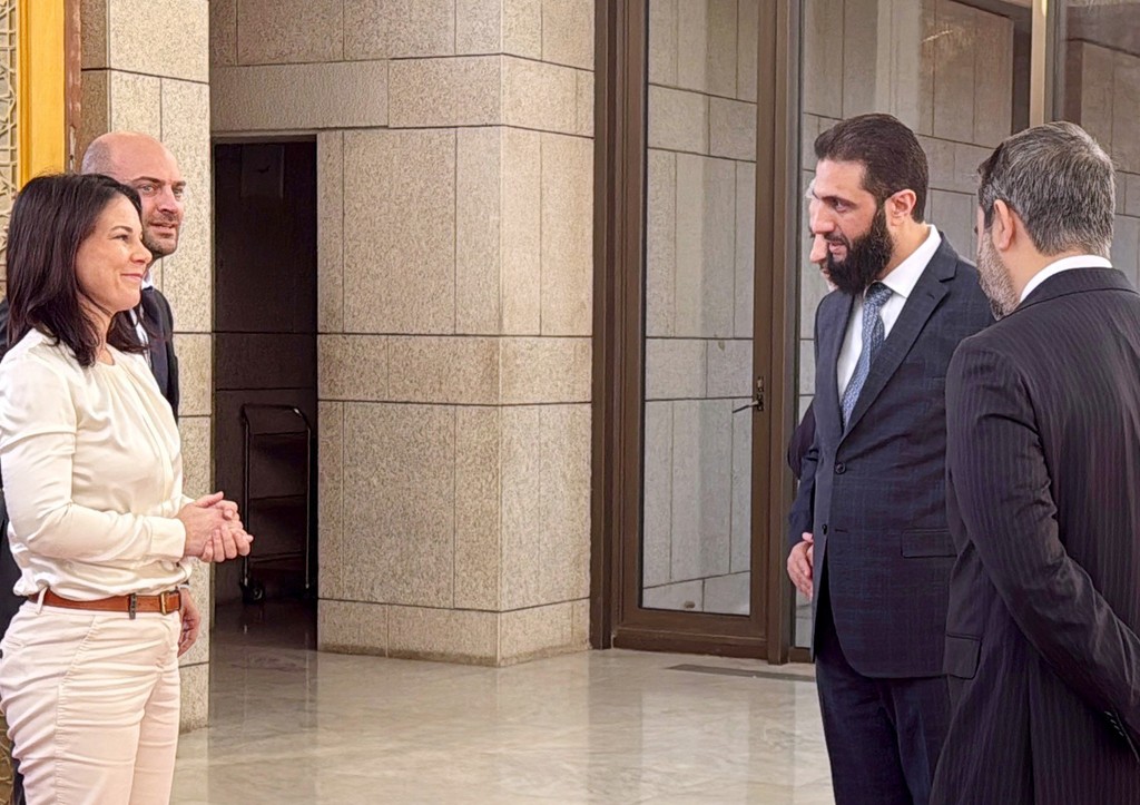 Сирия, Дамаск: министр иностранных дел Анналена Бербок встречается с новым сирийским правителем Ахмедом аль-Шараа (третий справа)