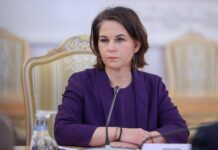 Дипломатический этикет на встрече европейских и сирийских политиков aa2e3ac4-4b19-4aba-af55-ced1b53f2ad9-67cb7572