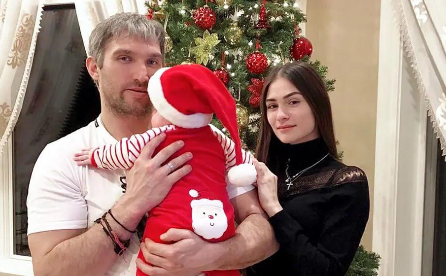 Александр Овечкин с семьей (Telegram-канал Александра Овечкина)