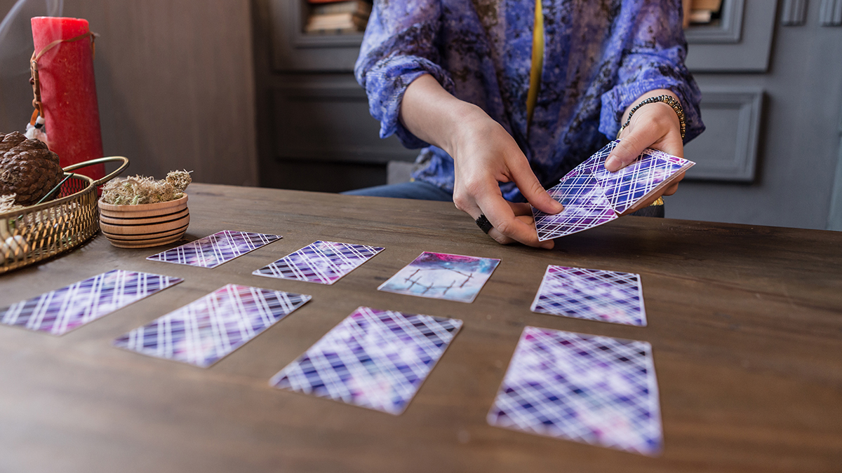 В Госдуму внесли законопроект о запрете рекламы услуг тарологов