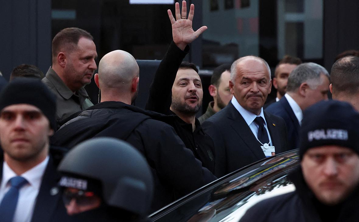 Владимир Зеленский (в центре) (Yves Herman / Reuters)