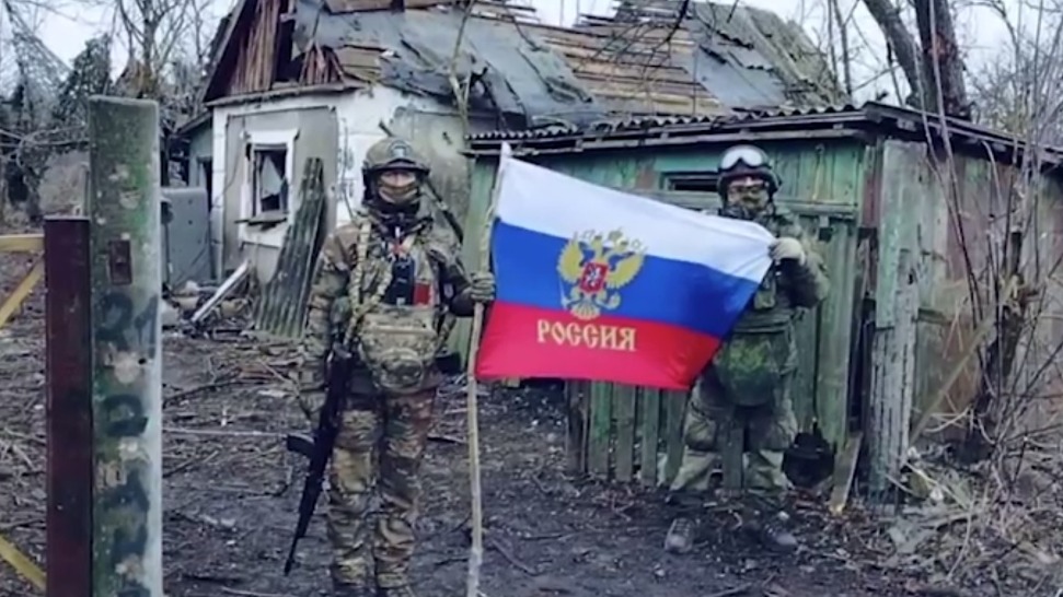 Бойцы ВС России подняли триколор в освобожденном Волкове в ДНР (видео)